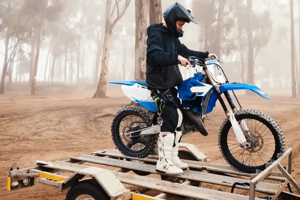 arrimage moto sur une remorque