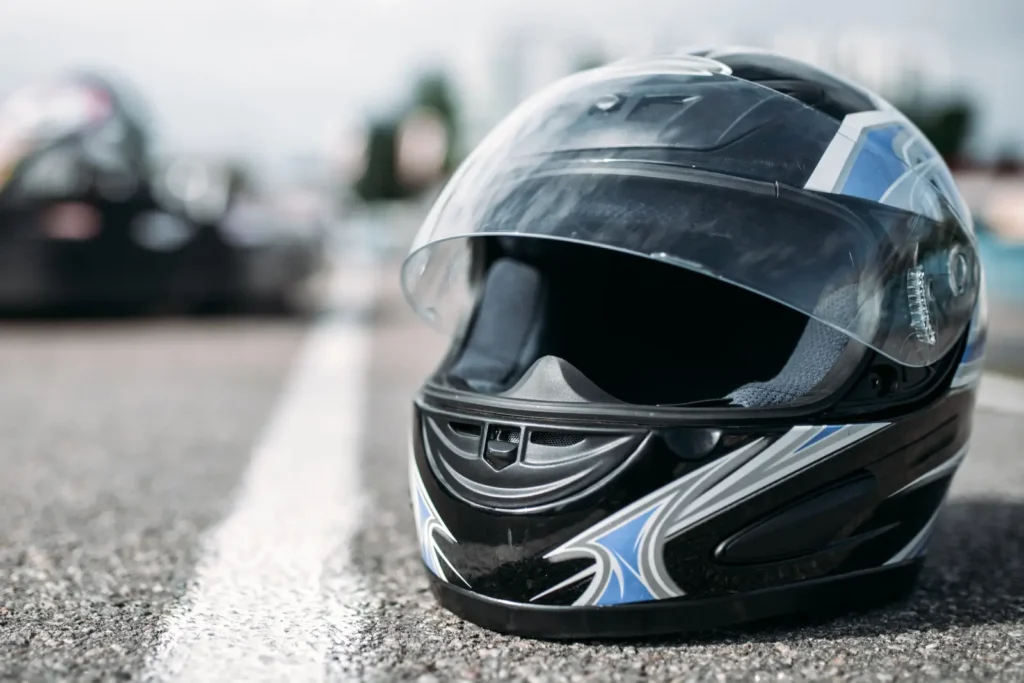 casque moto sur bitume