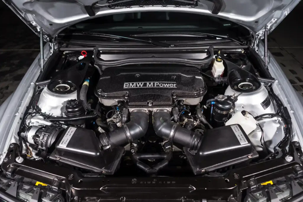 V8 P60B40, de 3 997 cm³ développé par BMW Motorsport . Puissance : environ 450 ch (version course) et 380 à 400 ch (version route).