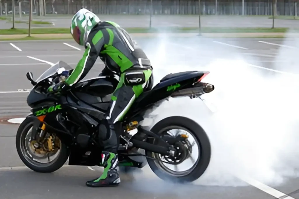 kawasaki faisant un burnout