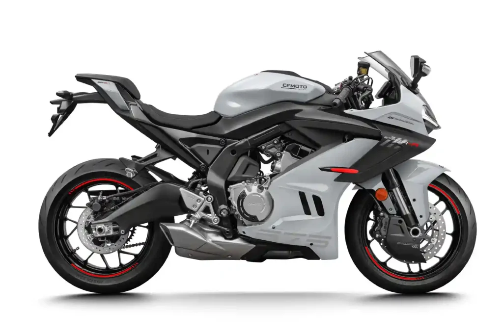 CF Moto 675 SR-R : la sportive chinoise